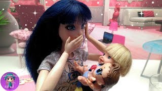 La NUEVA hermana de JUNIOR es una LOL ? Videos de Ladybug, Barbie y muñecas LOL - JJ's Toys