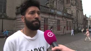 Iskandar de Veteranendagvlaggert spreekt