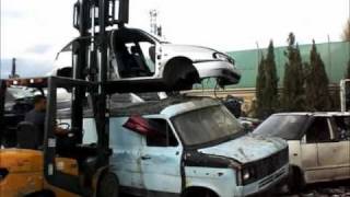 Coche prensado en el desguace