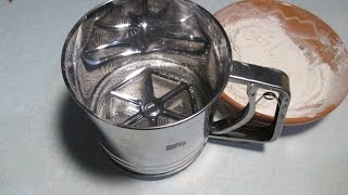 Кружка-сито для просеивания муки.