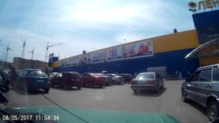 Саратов  о694ут  ДОЛБОЯЩУР тормозит на всю голову не зная куда завернутьза рулем старый пень