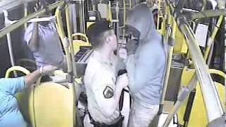 Jovem luta com PM após assalto a ônibus urbano, é baleado e acaba preso