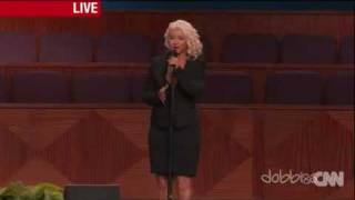 Christina Aguilera le llega el período Durante el funeral de ETTA JAMES