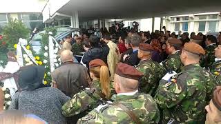 Aplauze pentru medicul Marin Burlea. Cortegiul funerar se îndreaptă către cimitir