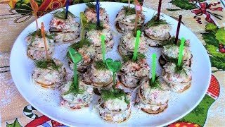 Легкие, простые и очень вкусные канапе из блинчиков с творожным сыром и овощами.