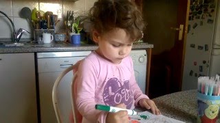 Дети веселятся. Маленький ребенок рисует. Веселые и забавные дети. Child draws. Funny kids.