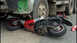 Двое на скутере заехали под самосвал.MestoproTV