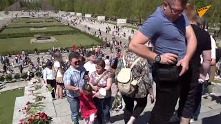 Дань памяти в День Победы на Советском военном мемориале в Берлине
