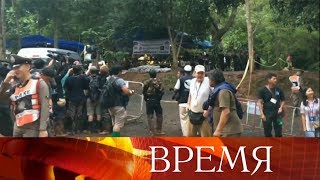 В Таиланде школьники, пропавшие в пещере, обнаружены живыми.