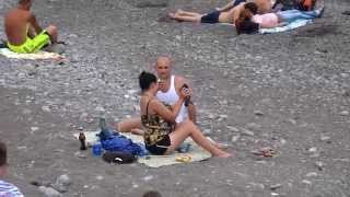 Девушка поймала голубя просто на пляже! Ялта | Girl caught dove just on the beach! Yalta