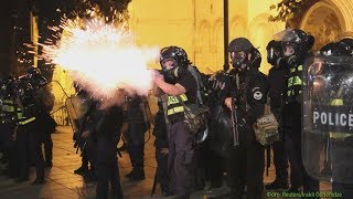 Полиция ответила пулями на штурм парламента Грузии