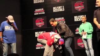Vitor Belfort e Luke Rockhold se estranham na pesagem