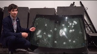 Травмат против лобового стекла.