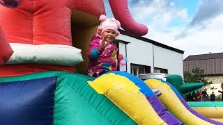 ДЕТСКИЙ БАТУТ Оля Развлекается с друзьями Видео Для Детей Trampoline Fun for the Kids Video