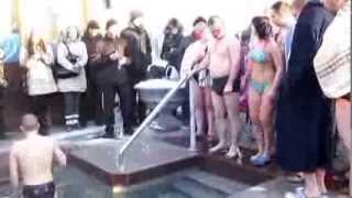 Девушки купаются в полынье Саржин яр Харьков Крещение Girls swimming in the hole