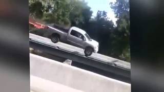 Espectacular accidente de un Nissan Titan que literalmente vuela