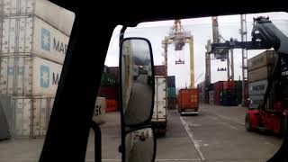 В морском порту на выгрузке контейнера. 17 марта 2018 г.