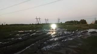 Уаз едет через огромную лужу