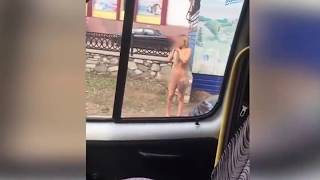 Обнаженная девушка гуляла по городу под наркотой
