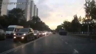 Бабы за рулём  путает педали!