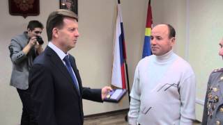 Генерал лейтенант полиции Мартынов наградил калининградца, спасшего 60 человек из тонущего автобуса
