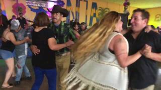 chulo baila mi raza!  Saludos para los. Traileros! Rooferos, carpinteros, trabajadores del campo !