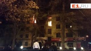Ночью на Уралмаше горел 4-этажный дом
