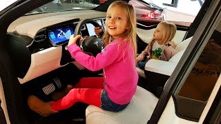 Папа купил SUPER МАШИНУ для ЛЮБИМОЙ МАМЫ Николь и Алисы TESLA Model X Мечты сбываются в Америке ВЛОГ