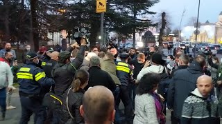საპროტესტო აქცია ქუთაისში: პოლიციასთან დაპირისპირების და დაკავების კადრები