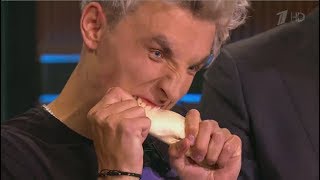 иван ургант унижает влада бумагу на протяжении 1-ой минуты и 50 секунд