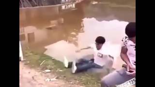 من حفرة حفرة لاخي وقع فيها