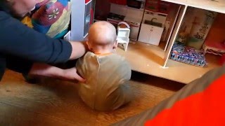 5-месячный Антошка учиться ходить с любимой Натахой