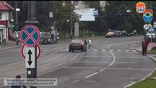 Мужчина и  женщина с младенцем чуть не оказались под колесами автомобиля