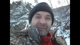 Как докопаться до рыбы. Такой толстый лёд на реке я ещё не видел