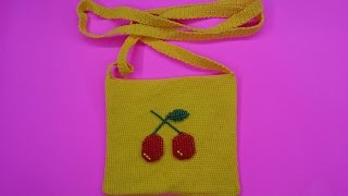 Детская желтая сумочка крючком с вишенками