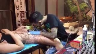 fazendo uma tatuagem na VAGINA TATTOO Onya Vag-Tat with Onya Cox