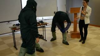В Сыктывкаре дали мастер-класс по применению противочумного костюма