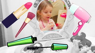 Девочки такие девочки. Эмми первый раз красится перед зеркалом. Video for kids. Детский MakeUp
