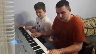 Что они творят! Родные братья исполняют хиты на синтезаторе!