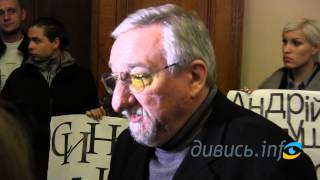 Чиновників Садового виноситимуть із кабінетів: у мерію уже принесли шини