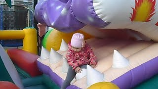 Алиса гуляет, прыгает на батуте и катается на машинке