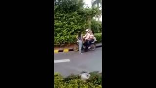 Hombre sigue a su mujer y la baja antes de entrar en motel de Santa Marta 2 - Colombia