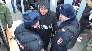 Жёсткий досмотр полицией. "Русский марш" на день "Народного единства" в Люблине 4 ноября 2017.