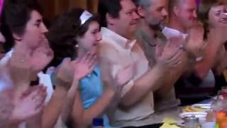 Родители поют песню для невесты и жениха.Ах это свадьба,свадьба пела и плясала.