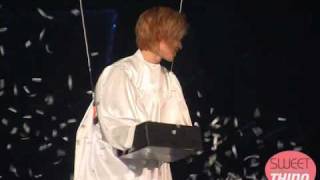110101-02 Angel Taemin showering confetti fancam @ SHINeeWorld Concert (Seoul)