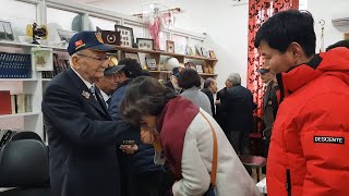 KORE GAZİLERİNİN ELİNİ ÖPEN KORELİLER