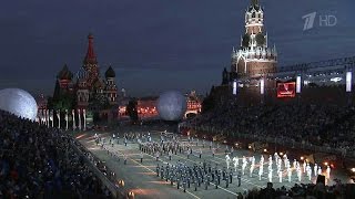 Участники фестиваля военных оркестров «Спасская башня» прошли парадом по центральной аллее ВДНХ.
