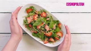 Рецепт дня: сезонный салат с рукколой, клубникой и кедровыми орешками