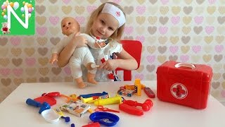 ИГРАЕМ В ДОКТОРА ЛЕЧИМ КУКЛУ ДЕЛАЕМ УКОЛ PLAYING DOCTORS TREAT THE DOLL DO A SHOT
