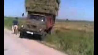 ДТП Идиоты Грузовик с сеном перевернулся под Бишкек